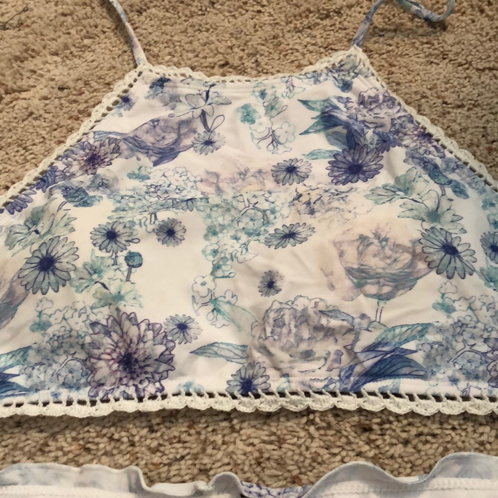 Bikini - Picture 2 of 5